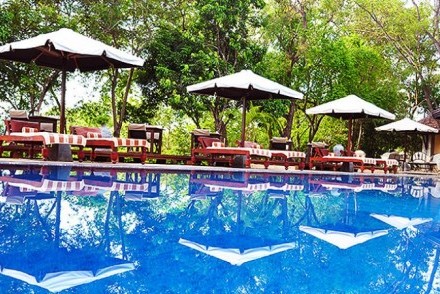 Pool and sun loungers, Lake Lodge Kandalama, Dambulla, Sri Lanka